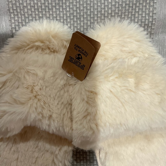 Vs pink slippers - Picture 3 of 3